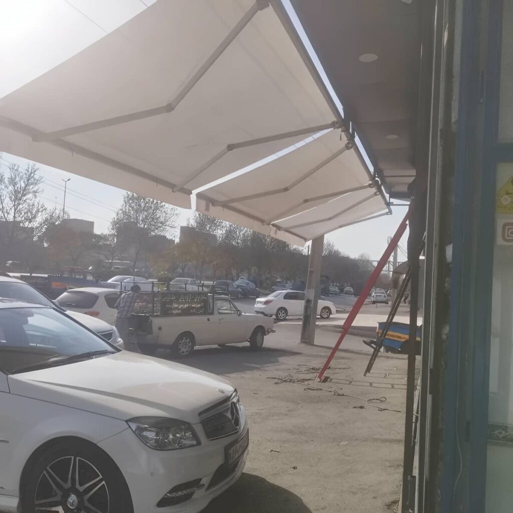 سایبان برقی با حرکت آرام در فضای مسکونی