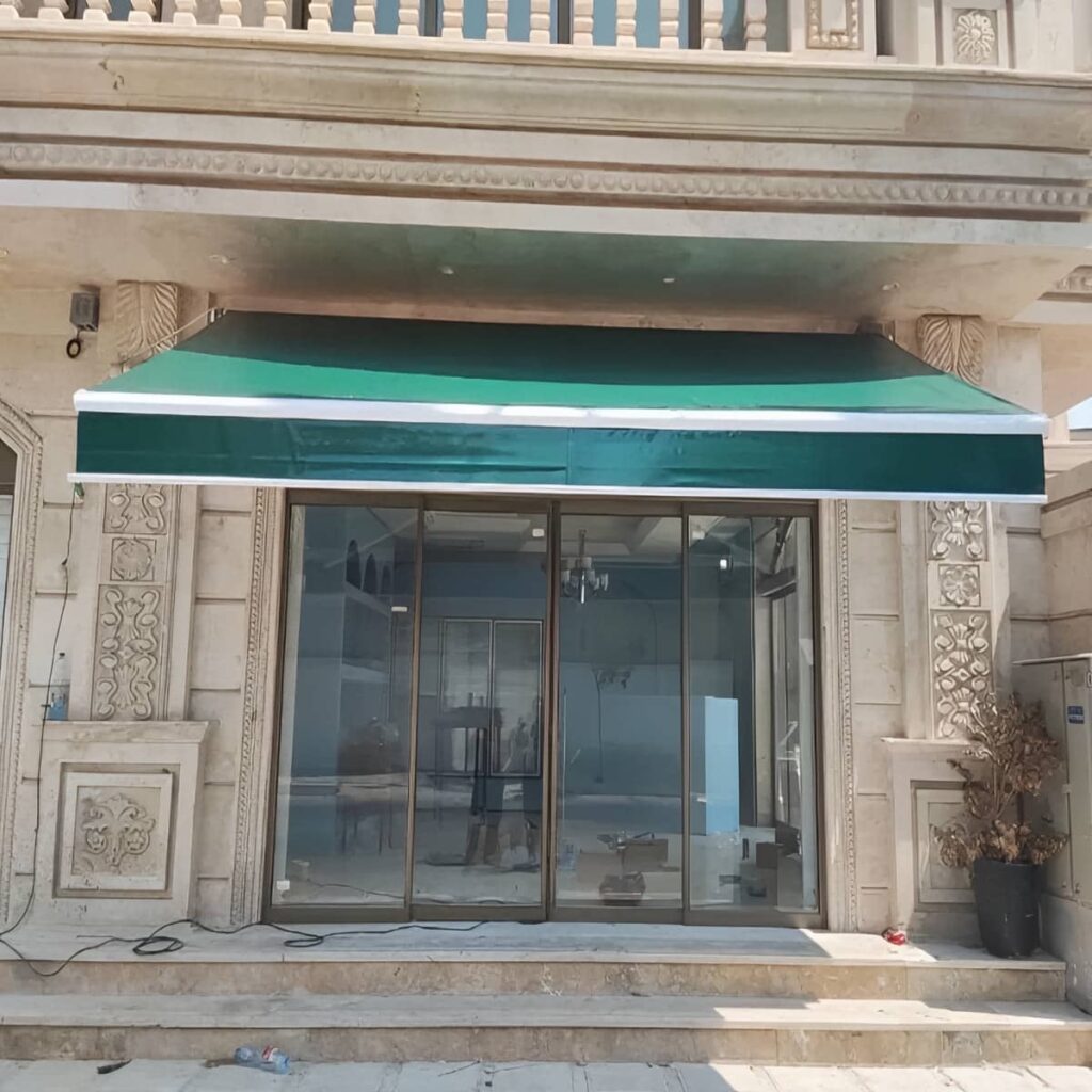 سایبان برقی کم صدا نصب شده در محیط مسکونی