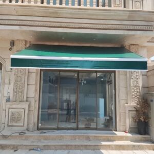 سایبان برقی کم صدا نصب شده در محیط مسکونی