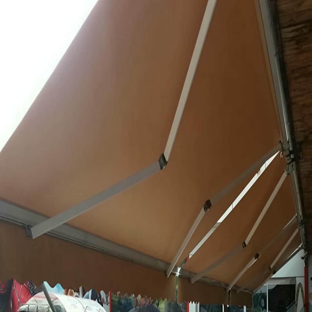 سایبان بازویی سفارشی با سازه منظم پس از نصب