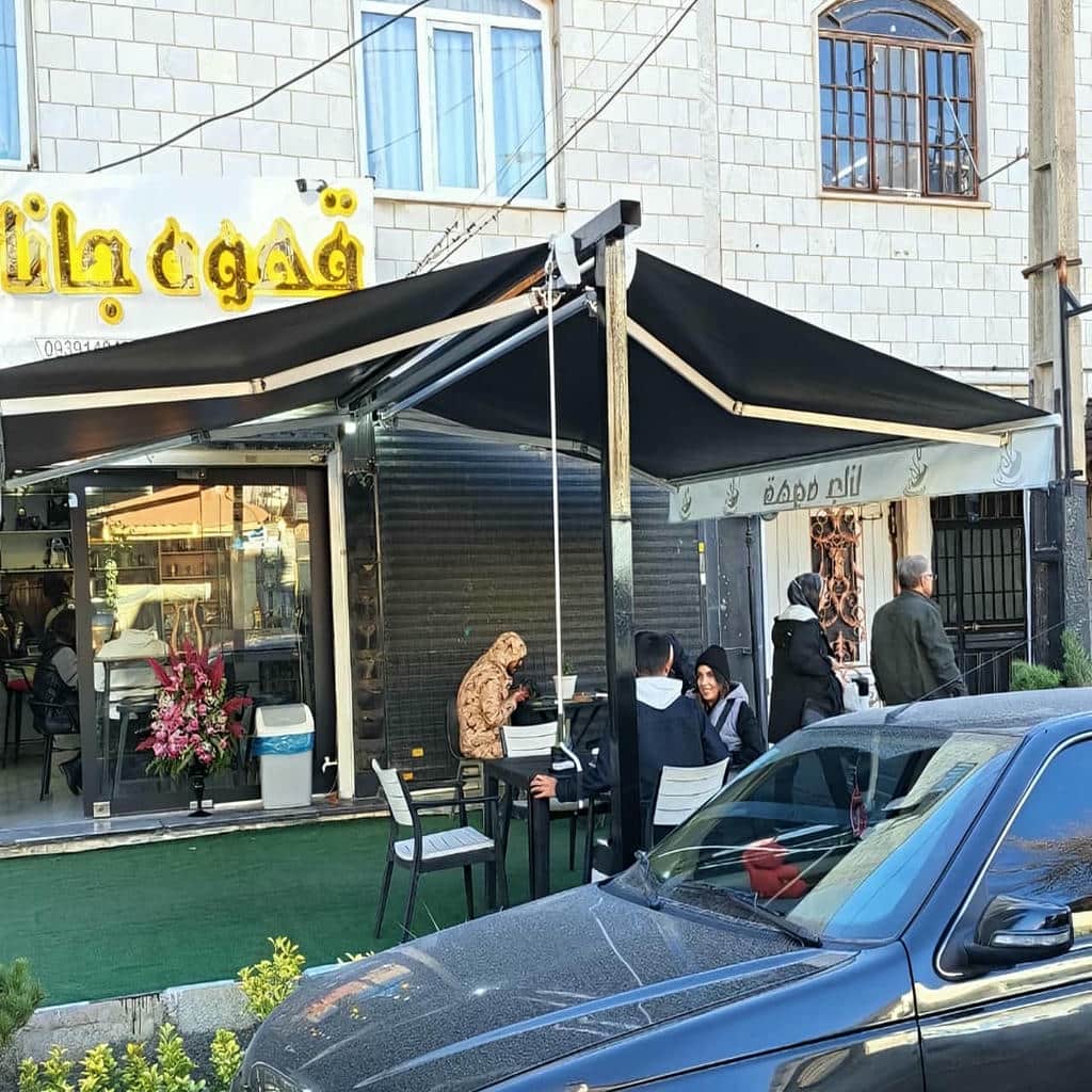 سایبان برقی اتوماتیک در فضای باز خانه