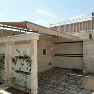 سایبان اتوماتیک بازویی نصب شده در محوطه ویلا