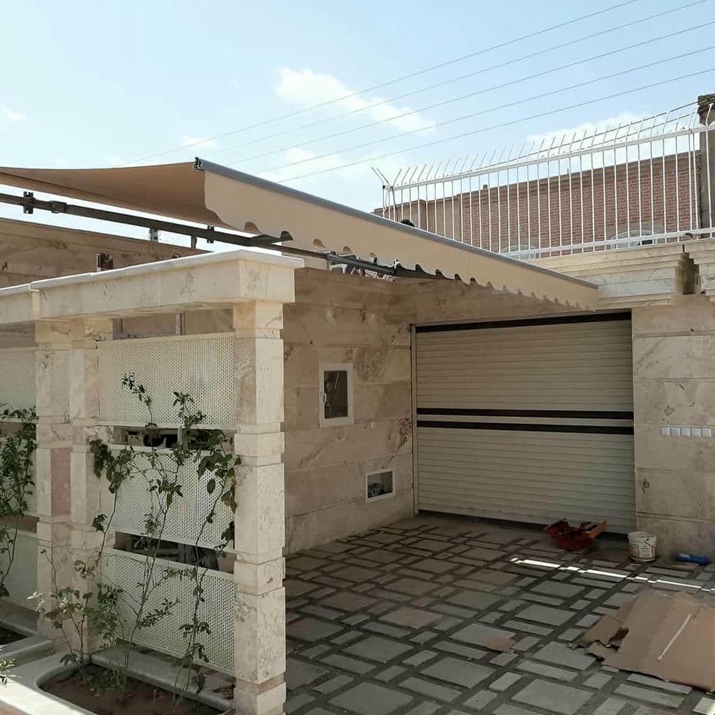 سایبان اتوماتیک بازویی نصب شده در محوطه ویلا