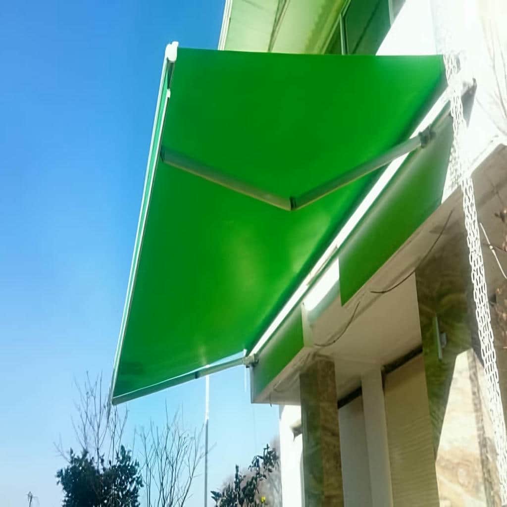 سایبان پارکینگ با پوشش روشن زیر تابش مستقیم