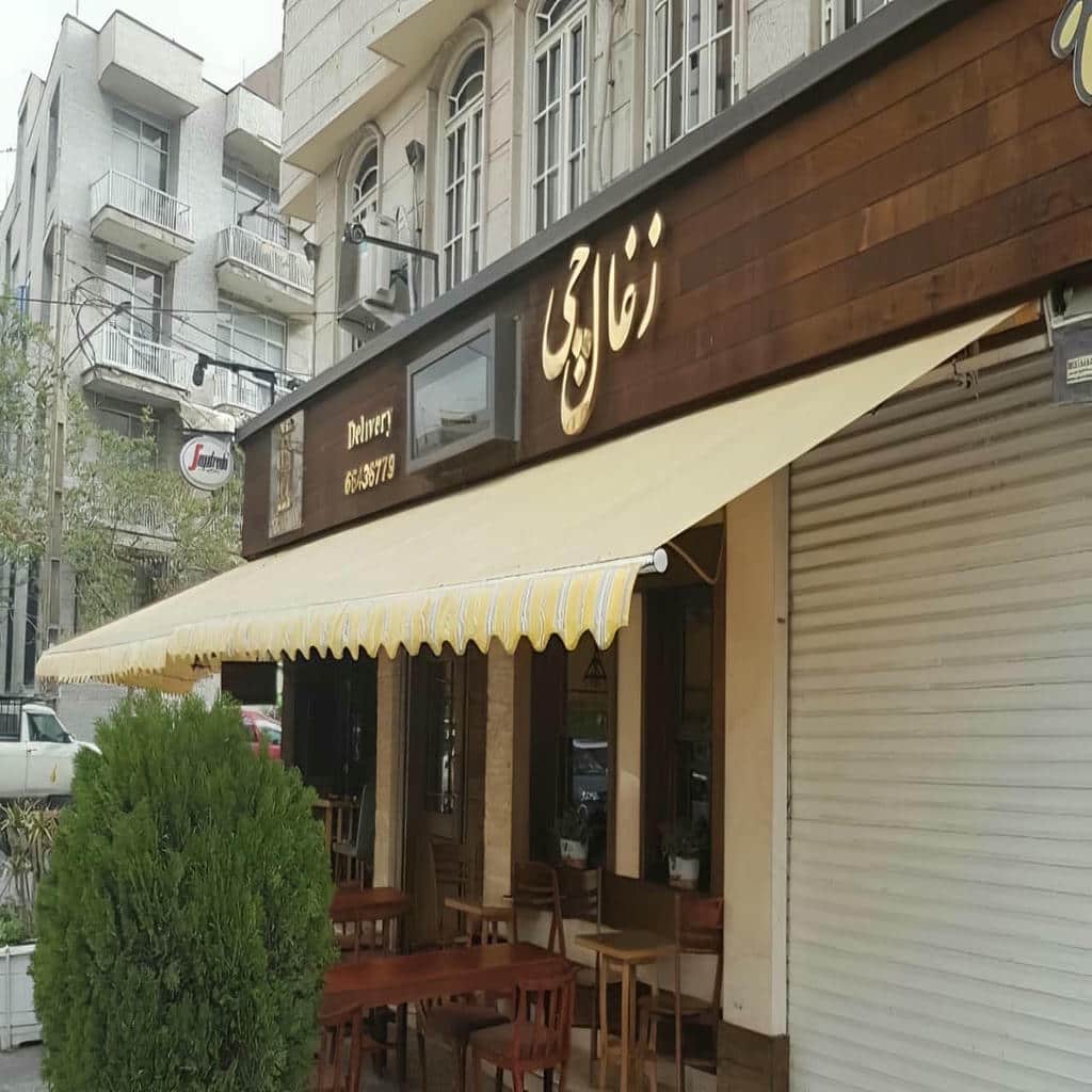 سایبان تاشو با پوشش روشن در فضای مشترک