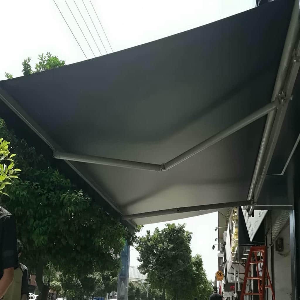 سایبان برقی با طرح ساده برای ورودی ساختمان در استان اردبیل