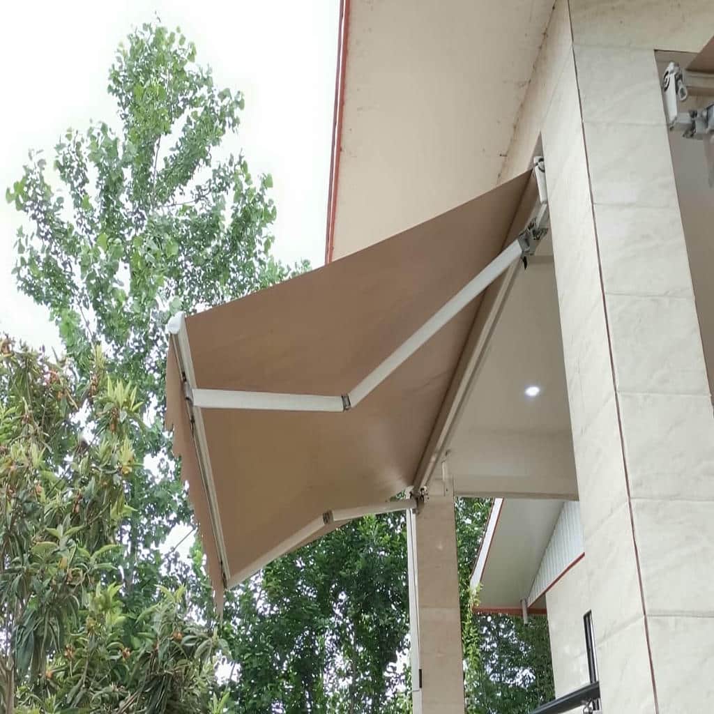 سایبان برقی با پوشش روشن برای حفظ حریم در استان سمنان