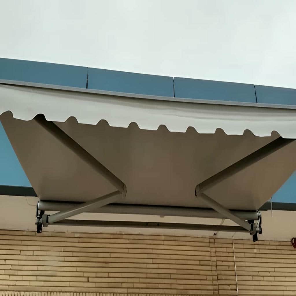 سایبان برقی با پوشش روشن برای حفظ حریم در سمنان
