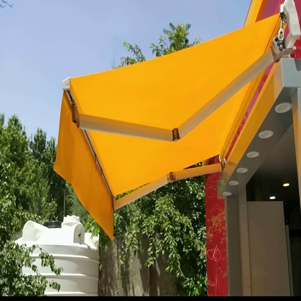 سایبان برقی با پارچه روشن برای حفظ حریم در بجنورد