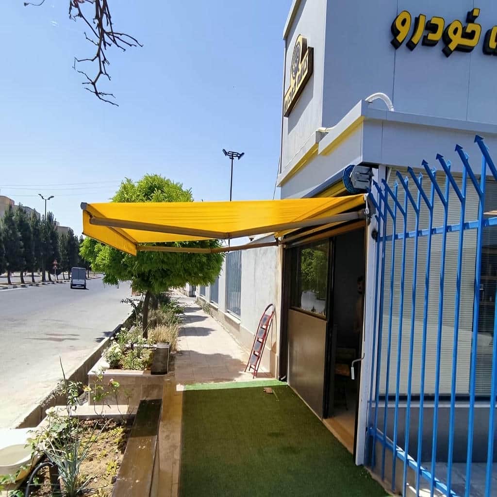 سایبان برقی با پوشش روشن برای حریم ورودی در استان بوشهر
