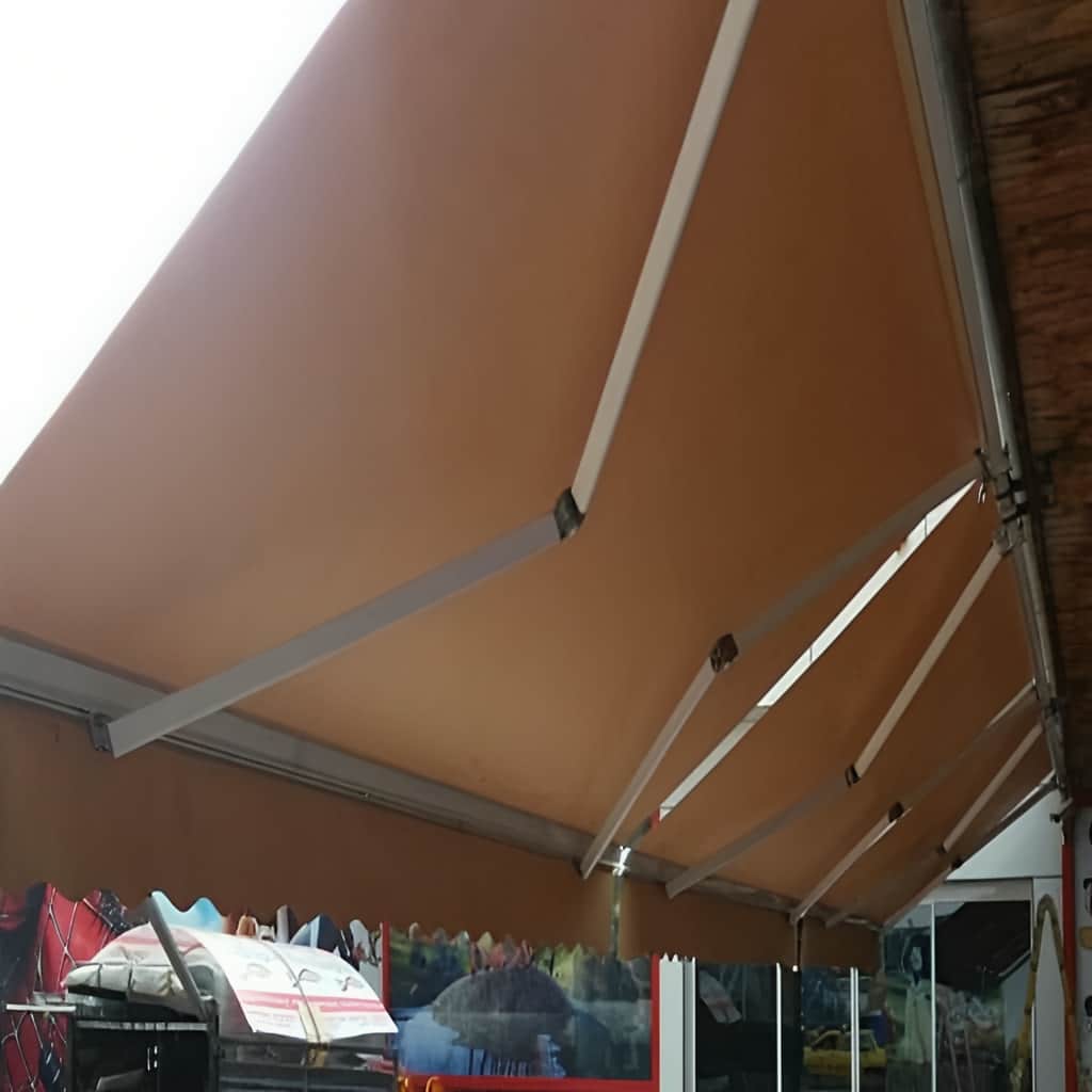 سایبان برقی جمع شده بالای ورودی فروشگاه در استان تهران