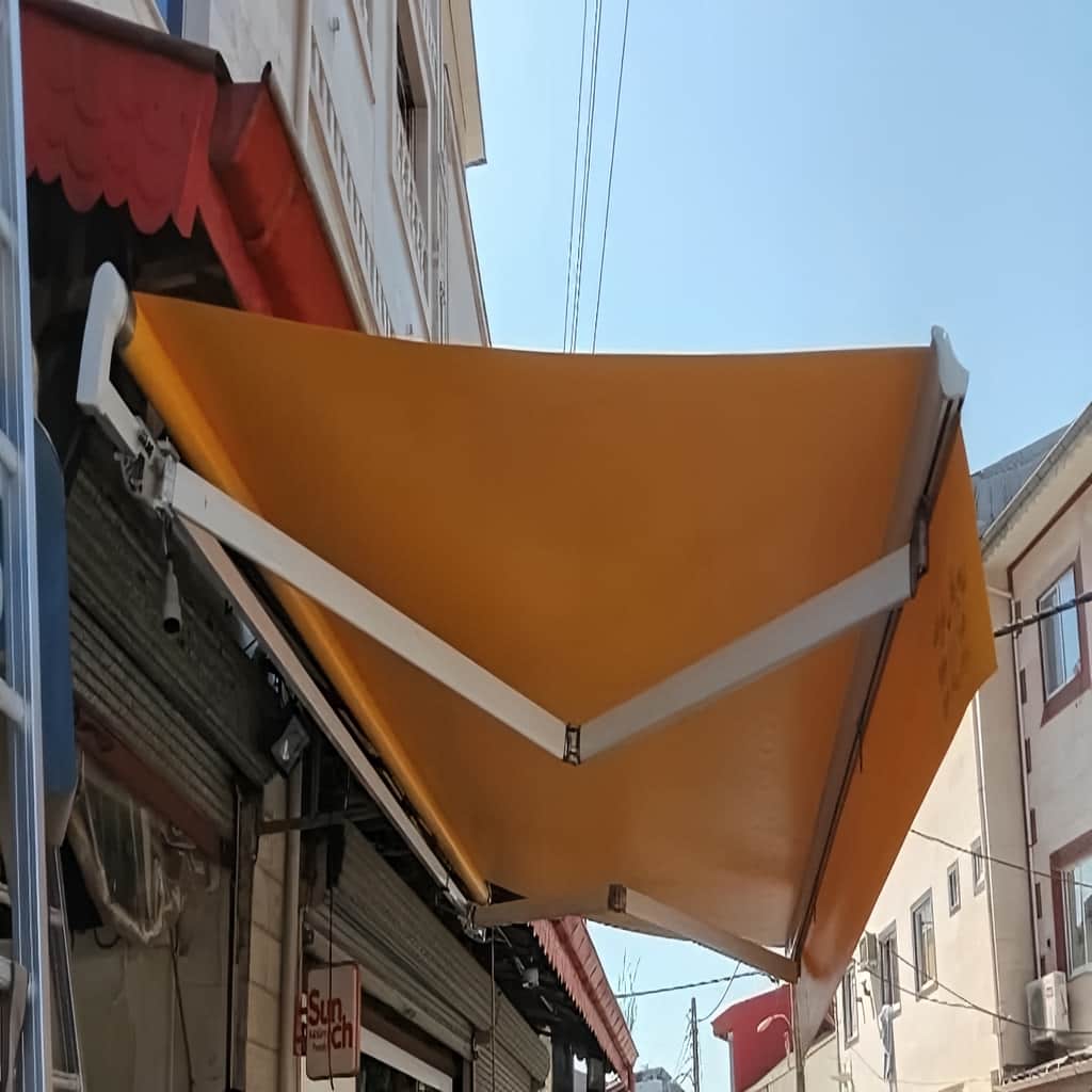 سایبان برقی با متریال سفارشی برای ورودی ساختمان در استان سمنان