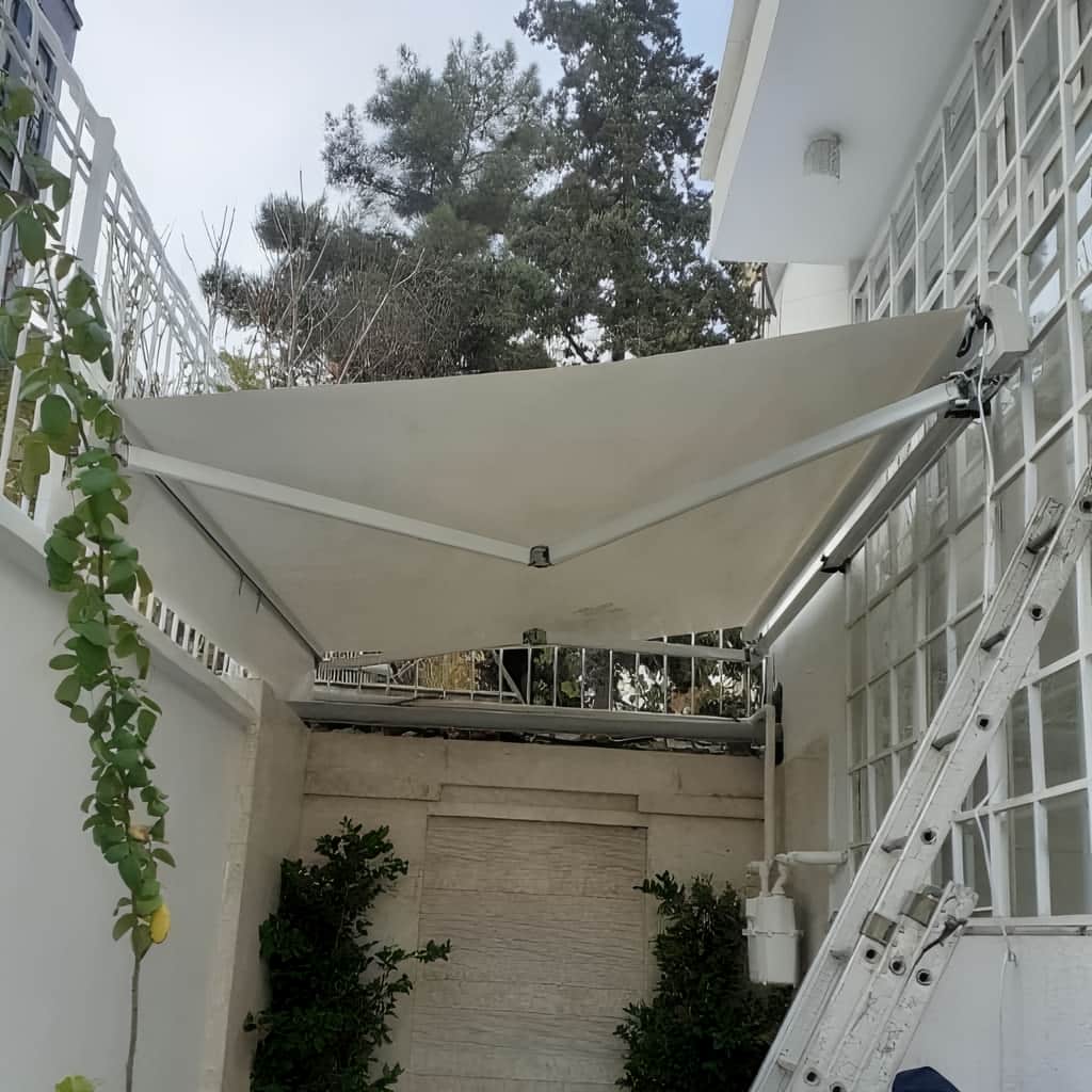 سایبان برقی جمع شده بالای مسیر رفت و آمد در استان آذربایجان شرقی
