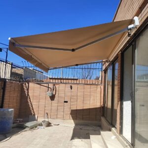 سایبان برقی مدل بازویی برای ورودی مسکونی در قم