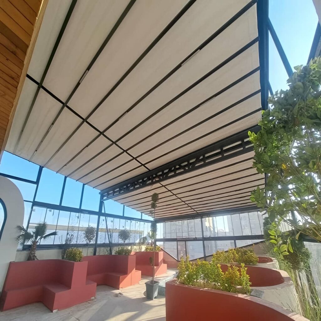 سقف متحرک پارچه ای با پوشش هماهنگ نمای کلاسیک