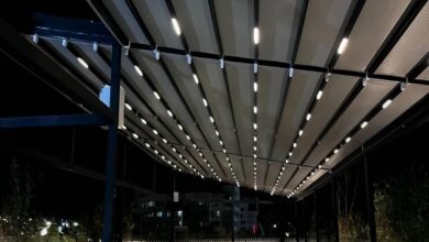 سایبان برقی با پارچه روشن هماهنگ با نما در استان مرکزی