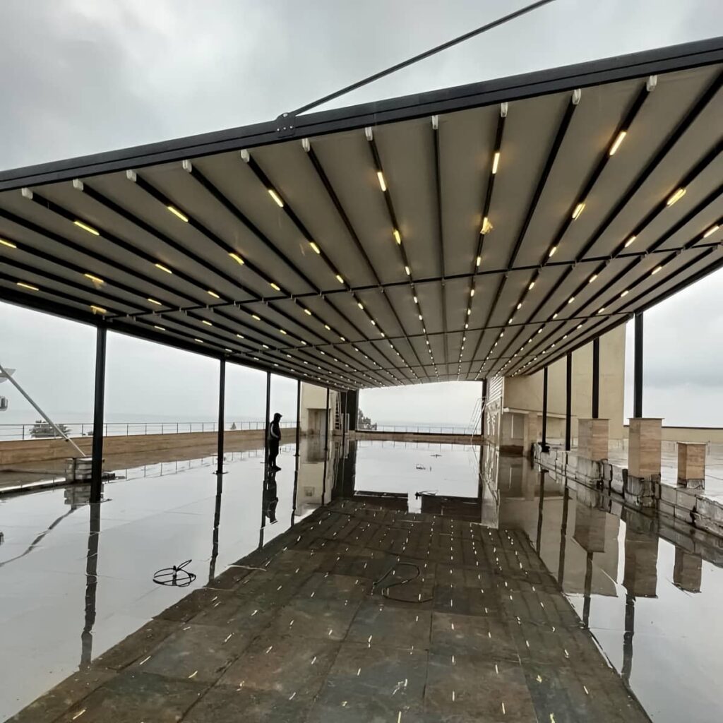 سایبان برقی مدل بازویی برای ورودی مدرن در استان خوزستان