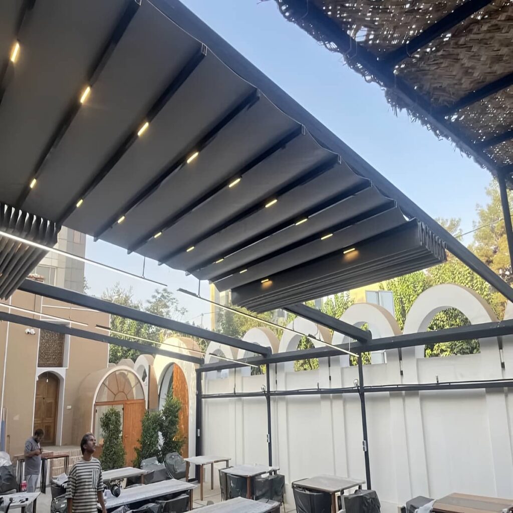 سایبان برقی با پوشش روشن برای بالکن آپارتمان در استان آذربایجان غربی