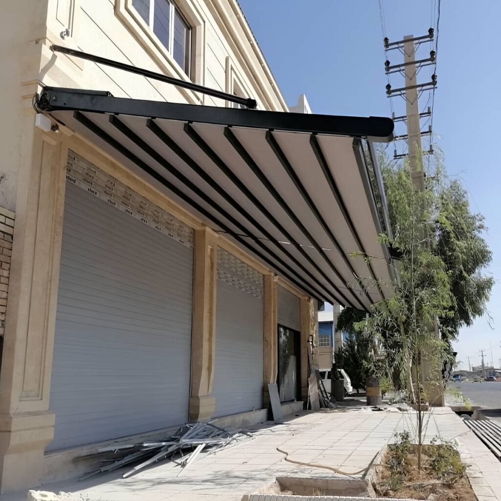 سقف متحرک پارچه ای نصب شده کنار عناصر فرفورژه