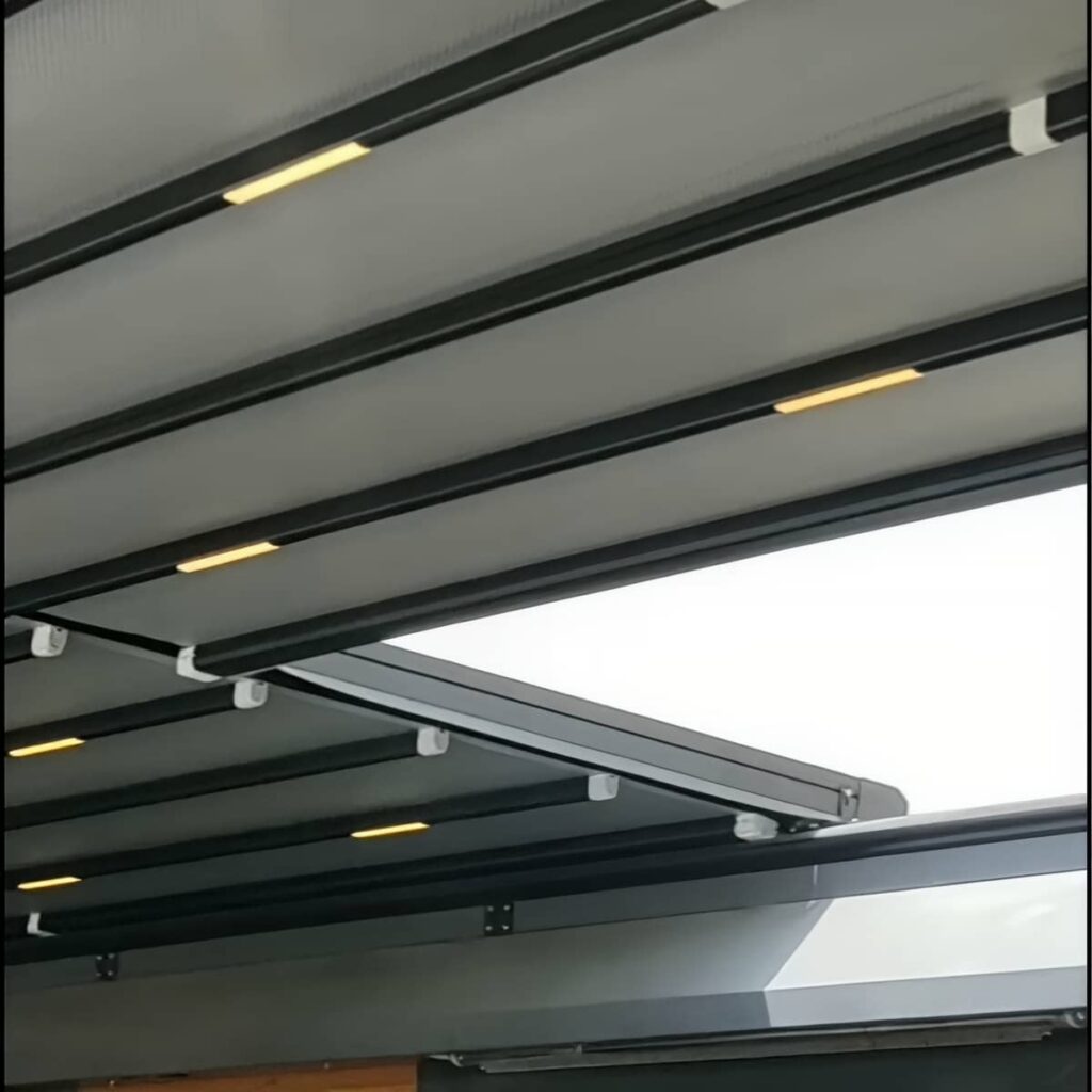 سقف متحرک پارچه ای آماده نصب روی نمای کلاسیک