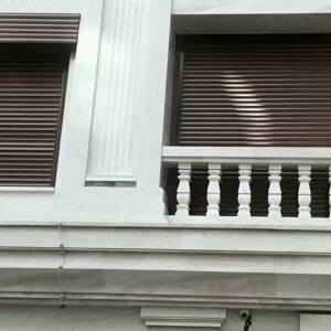 کرکره برقی در استان خراسان رضوی با تیغه آلومینیومی برای ورودی پروژه نوساز