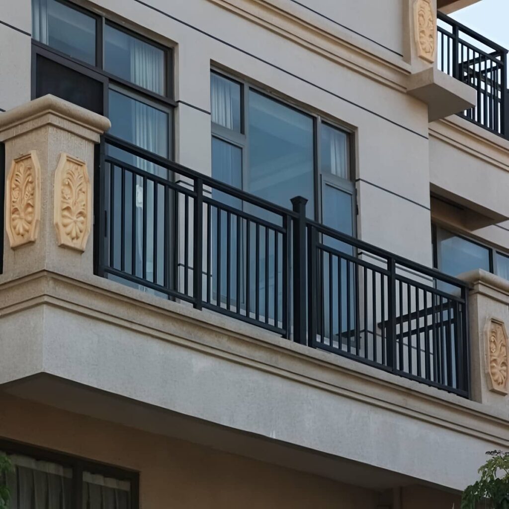 حفاظ بالکن فلزی با پوشش رنگ مناسب نمای ویلا