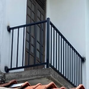 نرده بالکن ویلایی در مرحله مشاوره نمای مدرن