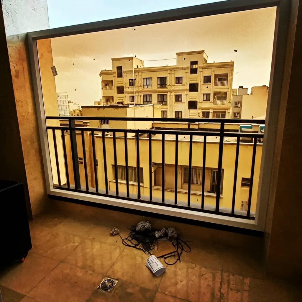 نرده آلومینیومی بالکن در نمونه کار افزایش امنیت ورودی
