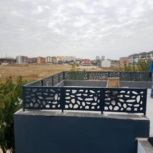 دست انداز راه پله فلزی مشکی نصب شده در پروژه نوساز