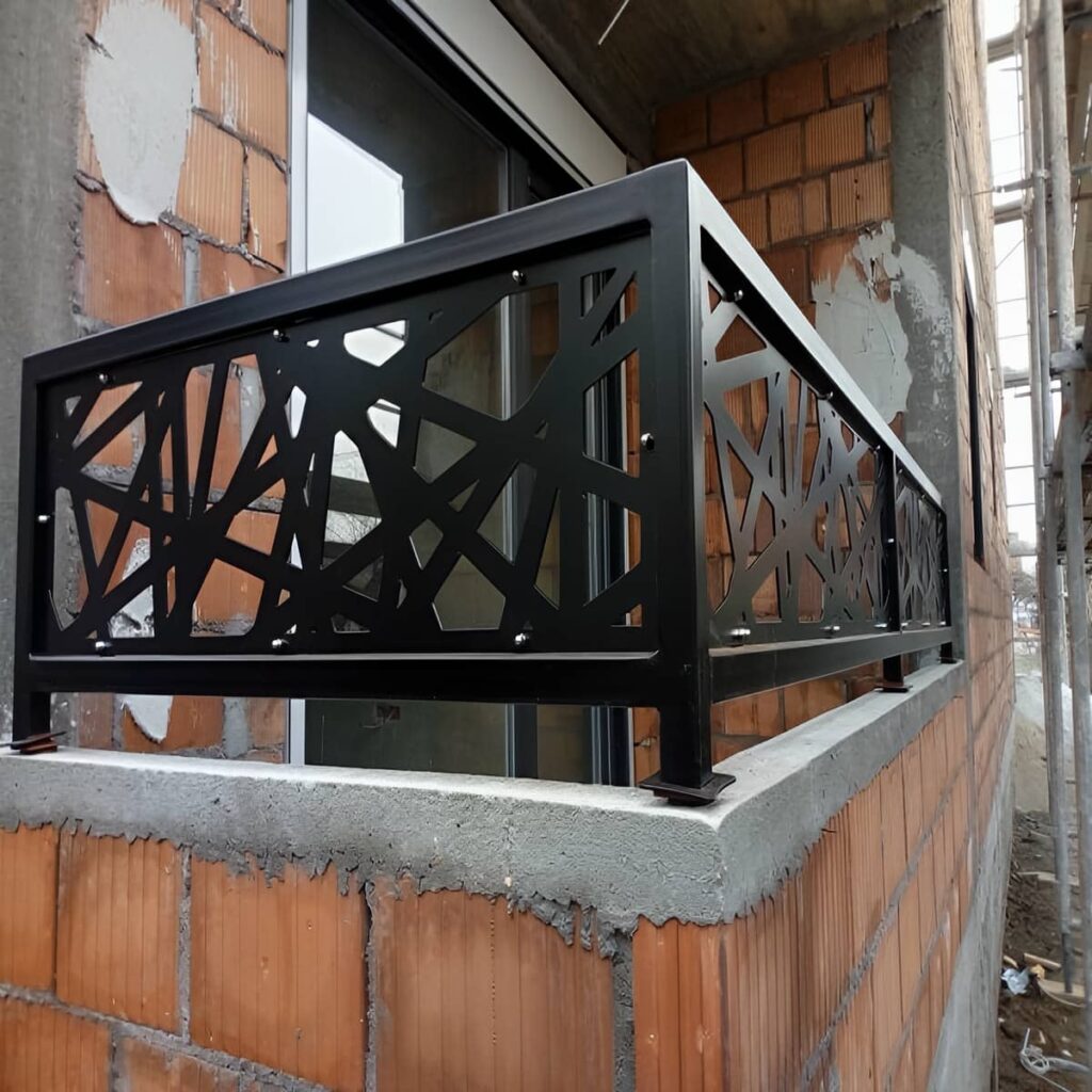 نرده بالکن سفارشی با متریال بادوام برای تراس در سمنان