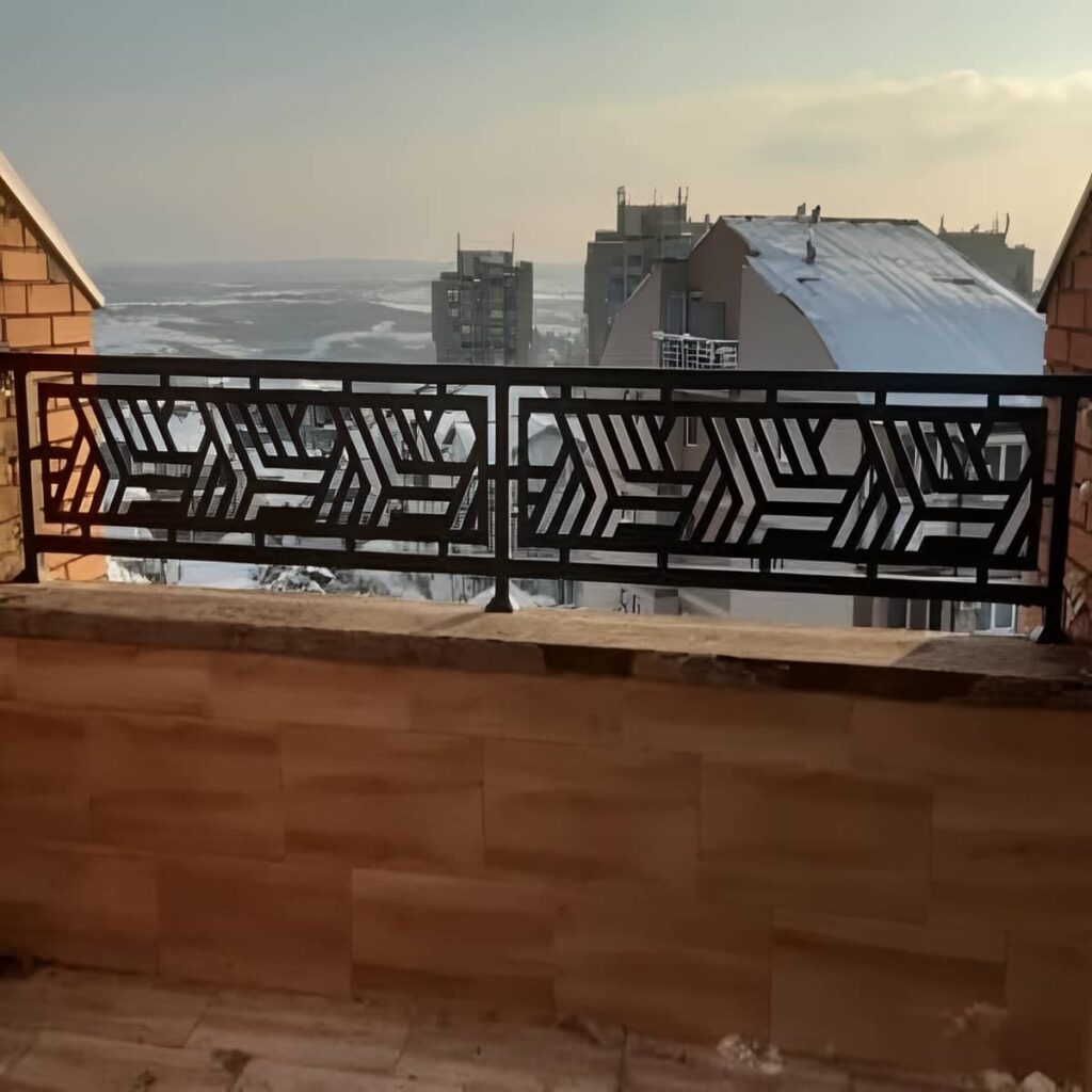 نرده کلاسیک بالکن سفارشی با جزئیات تزئینی منظم