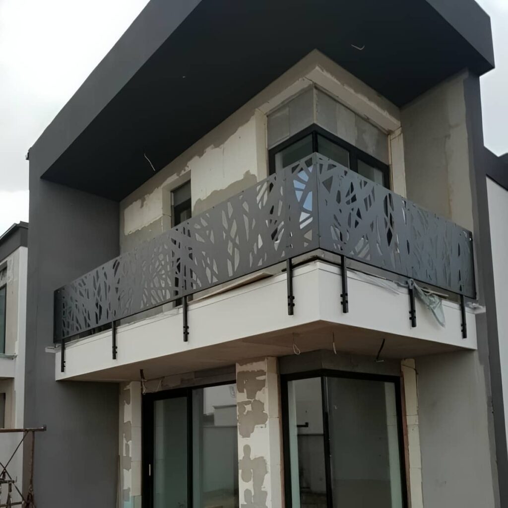 نرده پله مدرن با خطوط ساده در نمای مینیمال