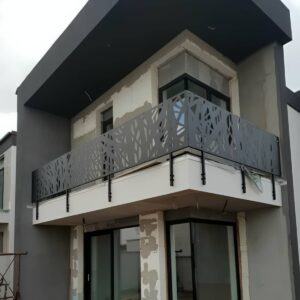 نرده پله مدرن با خطوط ساده در نمای مینیمال