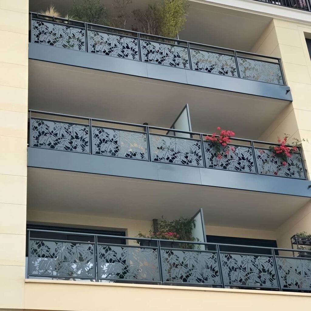 نرده بالکن با حریم مطمئن برای تراس خانوادگی در استان گلستان