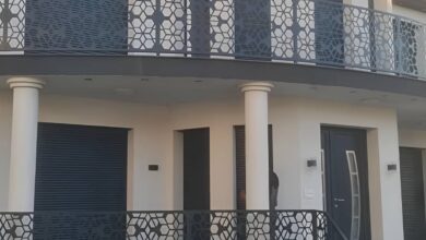 نرده چوبی راه پله با رنگ روشن هماهنگ با نمای داخلی