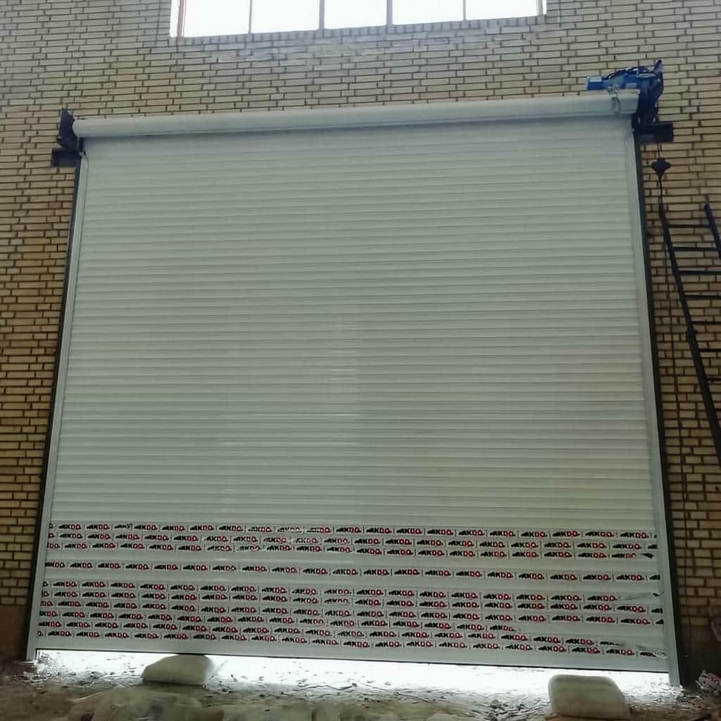کرکره برقی در استان تهران در حال نصب تخصصی روی دهانه ساختمان