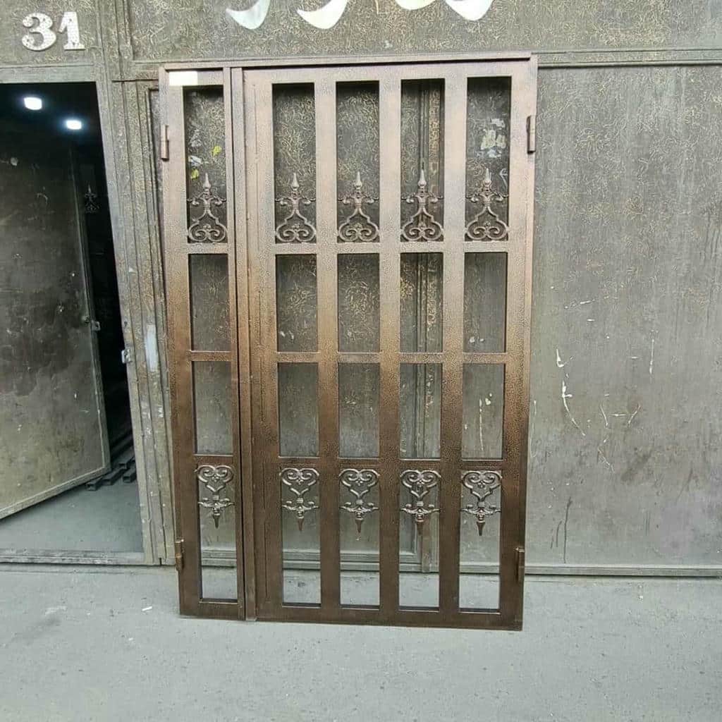 حفاظ کرکره ای در نمونه کار اجرای ورودی باران گیر