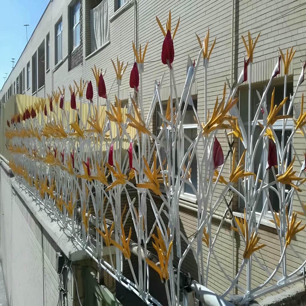 نرده آهنی روی دیوار با پوشش یکنواخت روی قطعات فلزی
