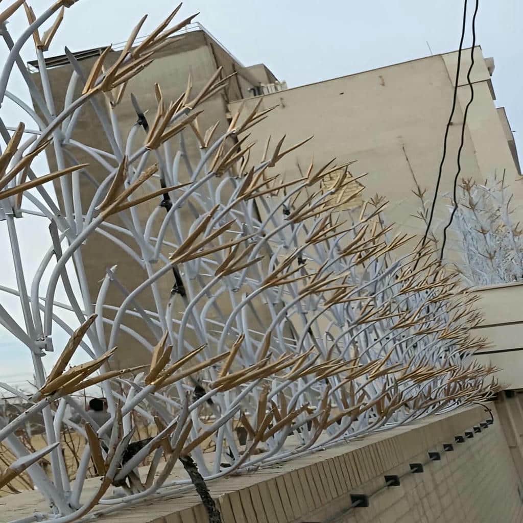 حفاظ روی دیوار حیاط با جوش های منظم در محل اتصال