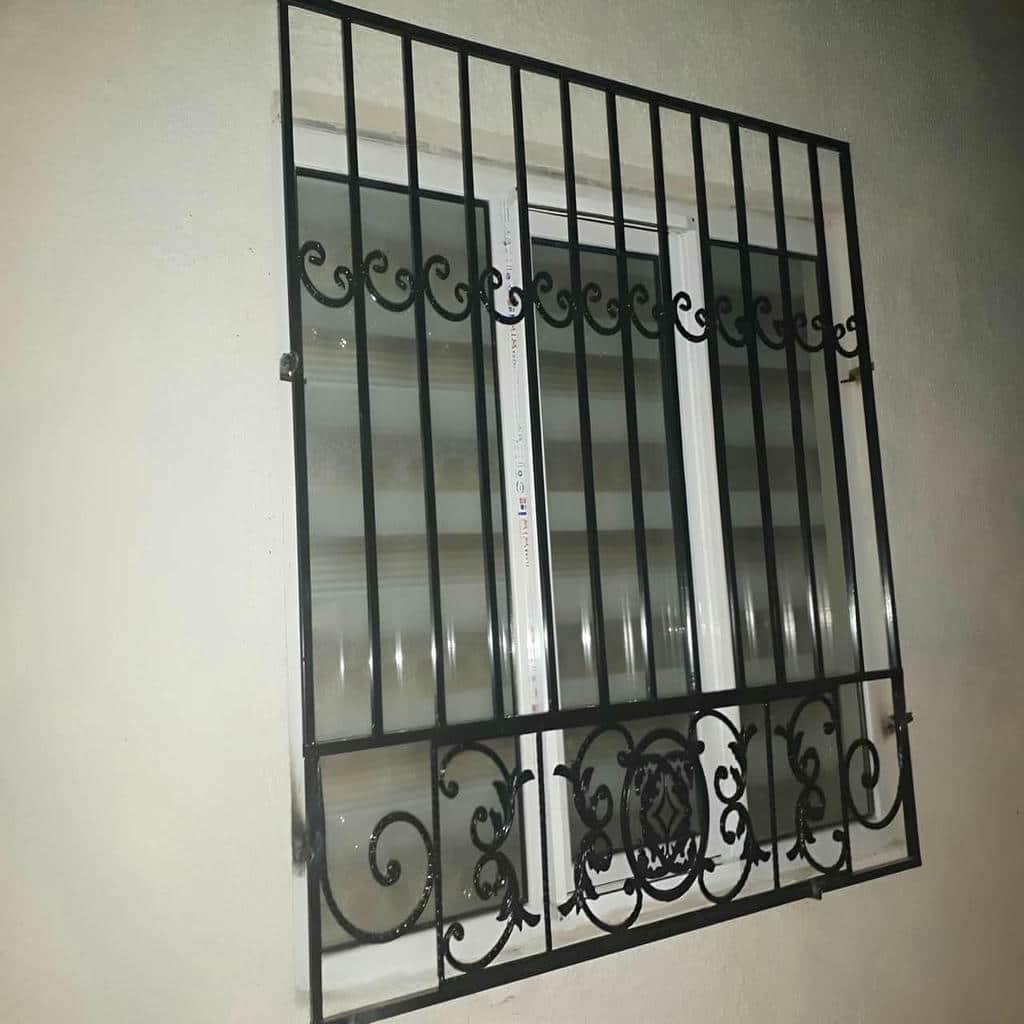 حفاظ پنجره فرفورژه در مرحله اندازه گیری قاب حفاظ پنجره فرفورژه در مرحله اندازه گیری قاب