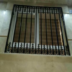 حفاظ پنجره آهنی مشکی با طرح فرفورژه در شهرکرد