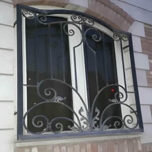 حفاظ پنجره طبقه همکف در مرحله اندازه گیری دقیق دهانه