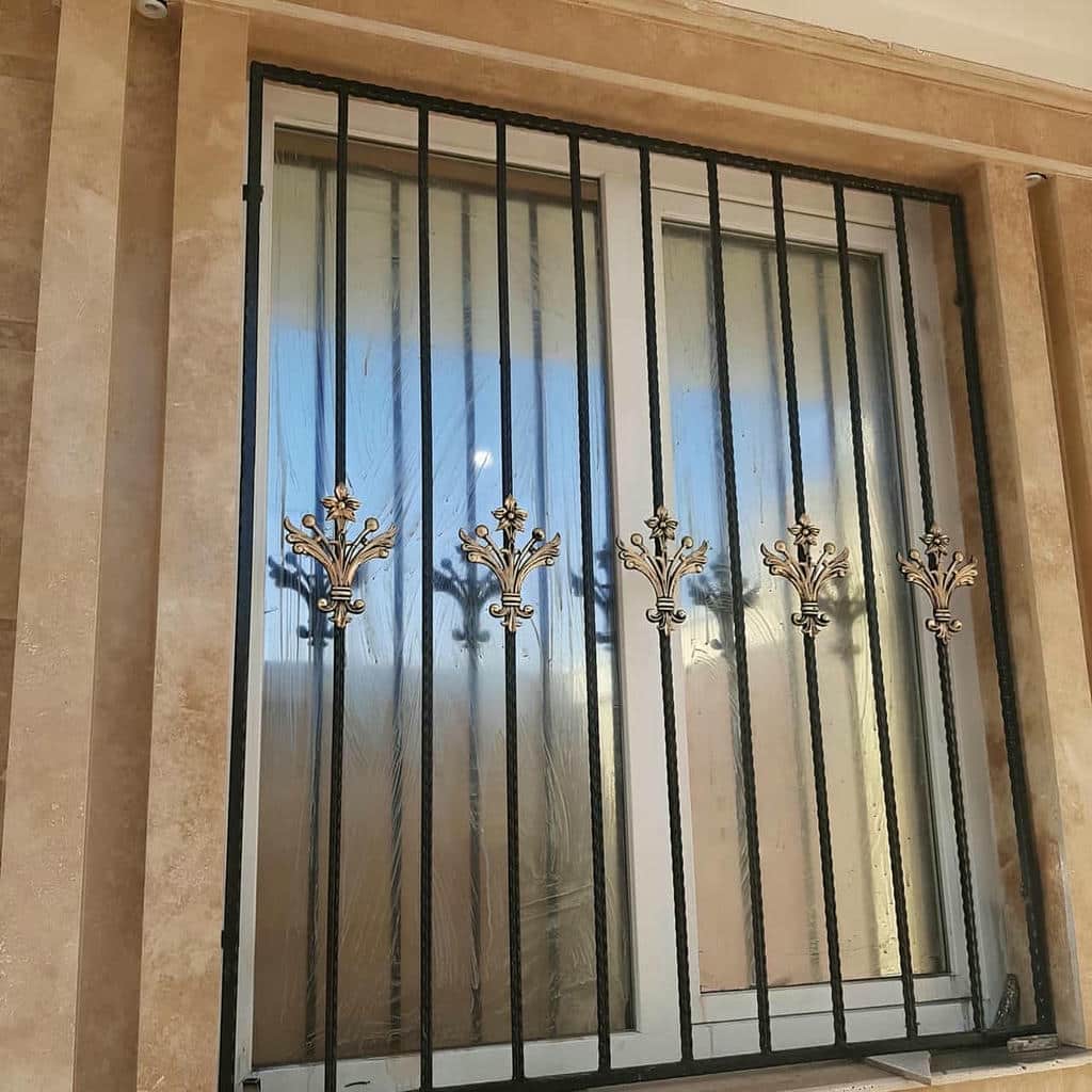 حفاظ پنجره مدرن در مرحله اندازه گیری قاب قدیمی