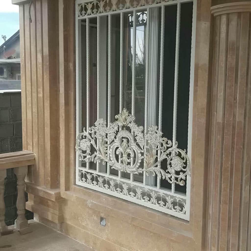 حفاظ پنجره فرفورژه با پروفیل آهنی متناسب با فضای محدود