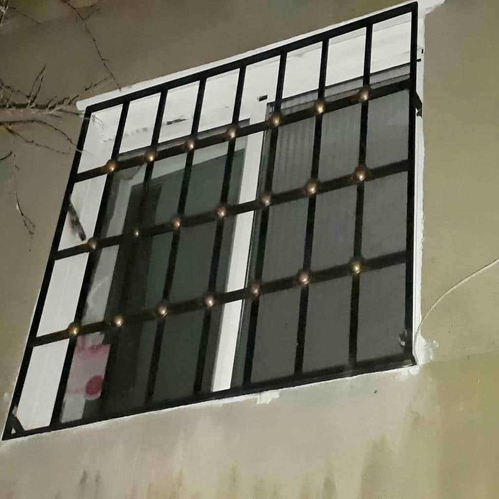 حفاظ پنجره آهنی فرفورژه با جزئیات تزئینی