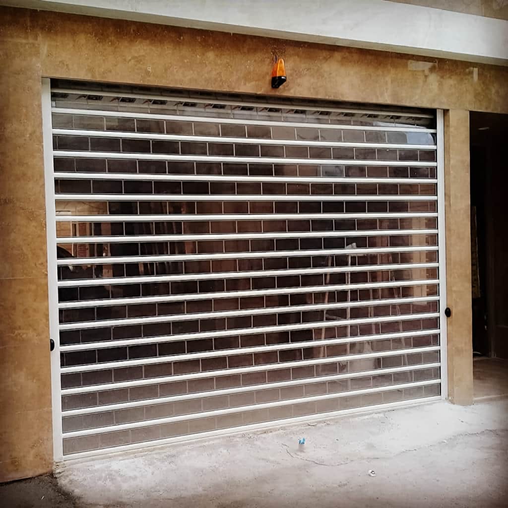 کرکره پارکینگ در مرحله اندازه گیری دهانه ساختمان