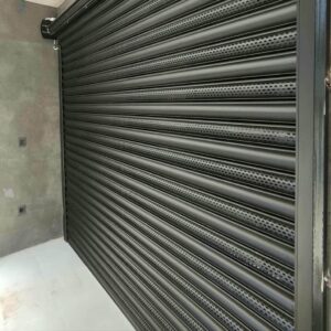 کرکره پارکینگ هنگام اندازه گیری دقیق دهانه