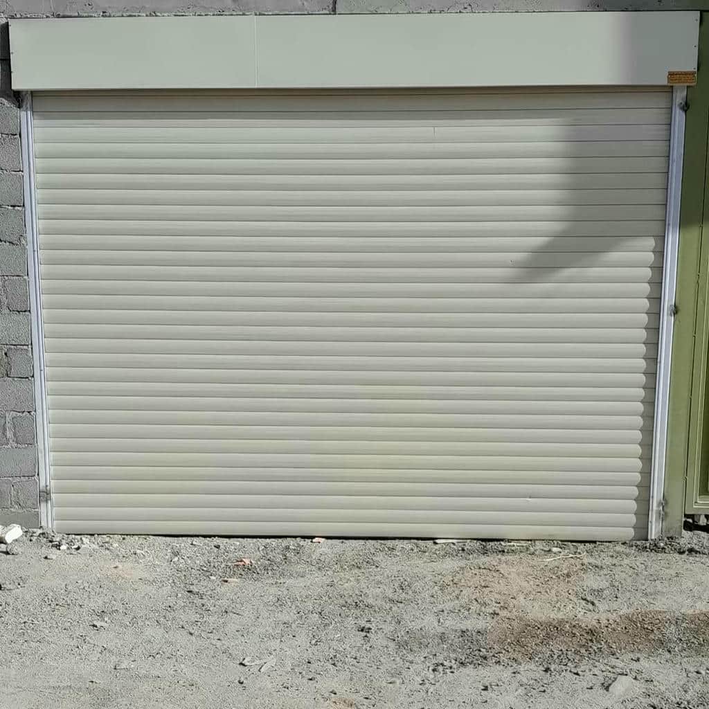 کرکره برقی در اراک در بازدید تخصصی برای اندازه گیری دهانه کرکره برقی در اراک در بازدید تخصصی برای اندازه گیری دهانه