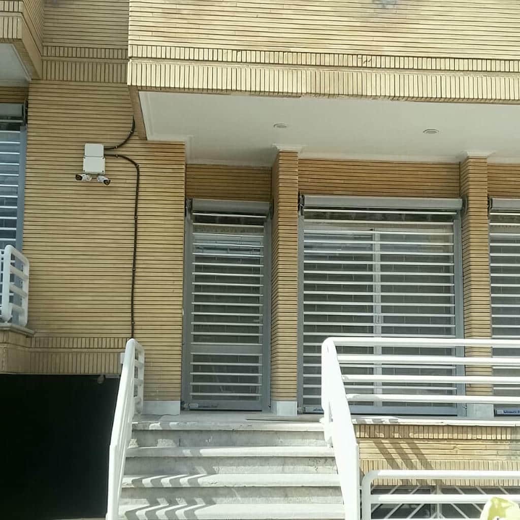 کرکره برقی در استان آذربایجان شرقی با تیغه آلومینیومی برای کنترل ورودی