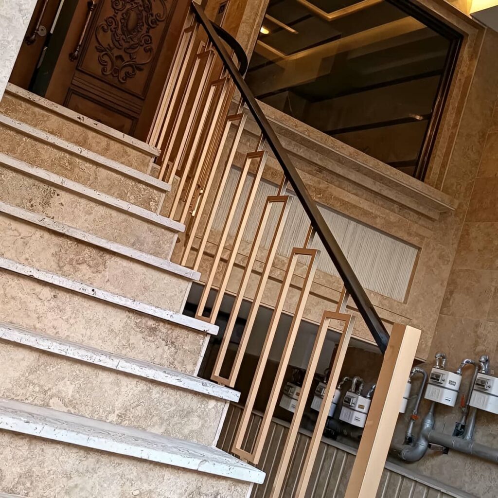نرده پله آپارتمان با دستگیره ساده برای فضای مشترک